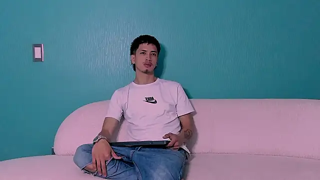 Snapshot of Youdoll_ chatting on February 25, 1:33 pm Youdoll online show from February 25, 1:33 pm