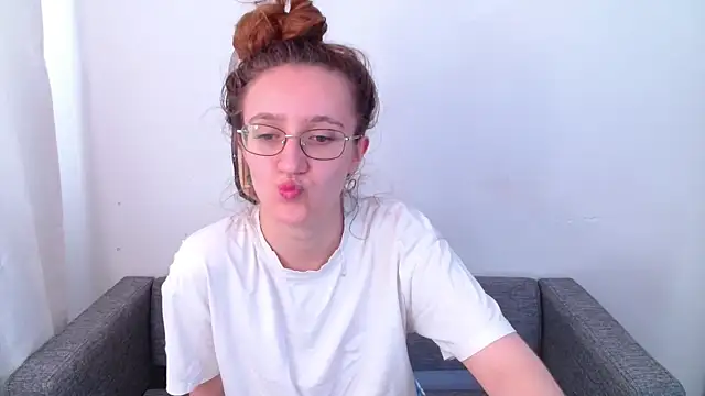 Snapshot of miay_here_ chatting on June 2, 8:25 am miay here online show from June 2, 8:25 am