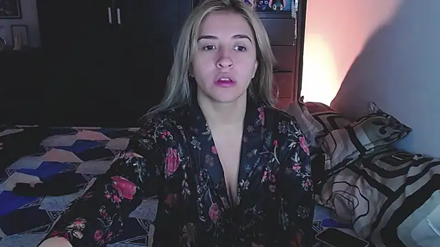 Snapshot of saradiazxxx chatting on February 24, 8:26 am saradiazxxx online show from February 24, 8:26 am