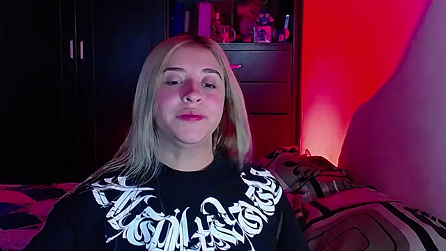 Snapshot of saradiazxxx chatting on March 1, 9:20 am saradiazxxx online show from March 1, 9:20 am