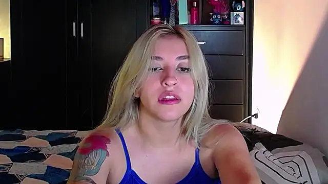 Snapshot of saradiazxxx chatting on March 2, 8:43 am saradiazxxx online show from March 2, 8:43 am