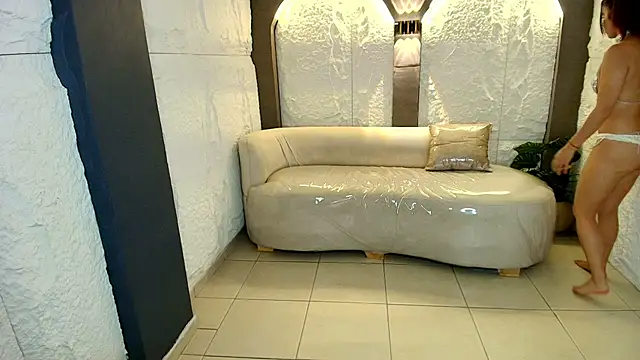 Snapshot of Elizabeth__r chatting on February 26, 3:06 am Elizabeth r online show from February 26, 3:06 am