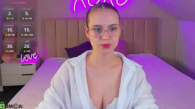 Snapshot of Miaa_Hill chatting on June 15, 10:15 am Miaa Hill online show from June 15, 10:15 am