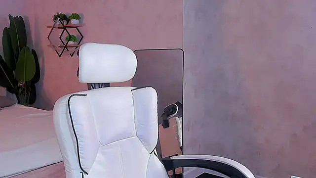 Miaa Hill online show from March 25, 12:15 pm