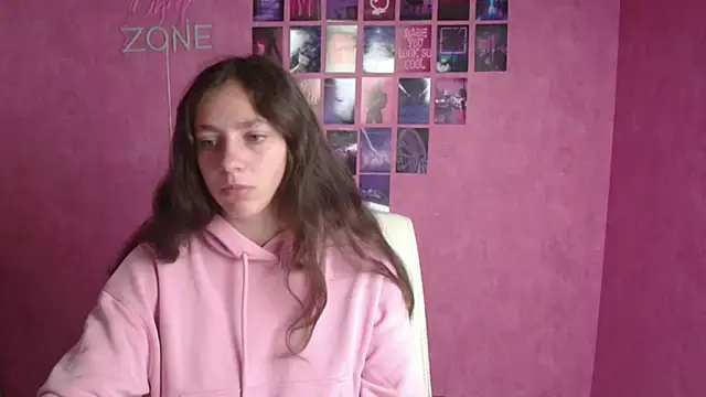KissMeJulia online show from May 14, 5:15 am