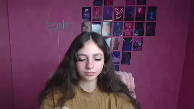KissMeJulia online show from April 4, 5:25 am