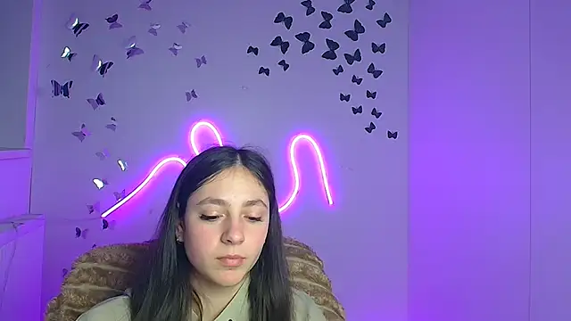 KissMeJulia online show from April 18, 7:07 pm