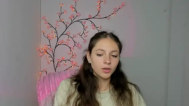 KissMeJulia online show from June 17, 11:20 am