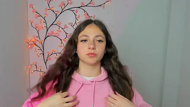 KissMeJulia online show from April 5, 5:03 am