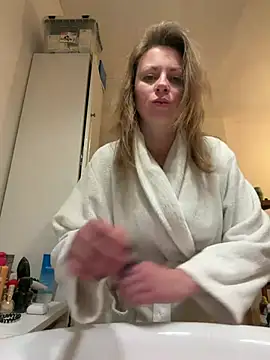 Frenchgirl45 online show from February 28, 7:35 pm