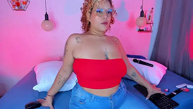 Snapshot of moni_bbw chatting on June 7, 12:38 am moni bbw online show from June 7, 12:38 am