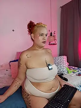 Snapshot of moni_bbw chatting on June 25, 3:39 pm moni bbw online show from June 25, 3:39 pm