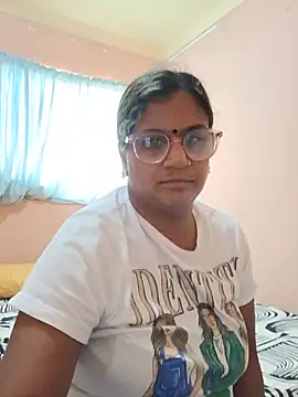 Snapshot of indianstrawberrylips4u chatting on July 29, 10:03 am indianstrawberrylips4u online show from July 29, 10:03 am