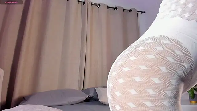 Snapshot of Catalella_Rouse chatting on May 1, 8:58 pm Catalella Rouse online show from May 1, 8:58 pm