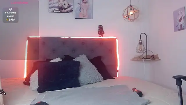 CHERRY DARCK online show from April 14, 3:39 pm