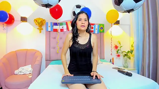 Snapshot of Paulynavera chatting on June 13, 1:53 pm Paulynavera online show from June 13, 1:53 pm
