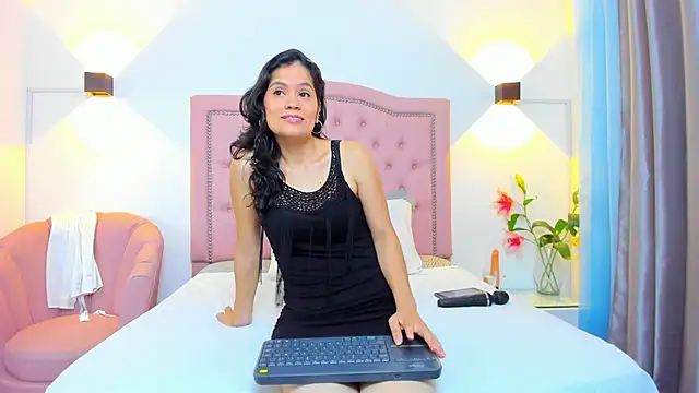 Snapshot of Paulynavera chatting on May 29, 1:28 pm Paulynavera online show from May 29, 1:28 pm