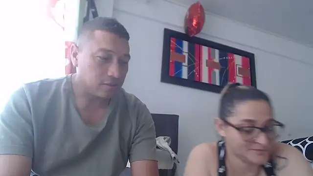 Snapshot of pareja_latina2214 chatting on February 27, 3:45 pm pareja latina2214 online show from February 27, 3:45 pm