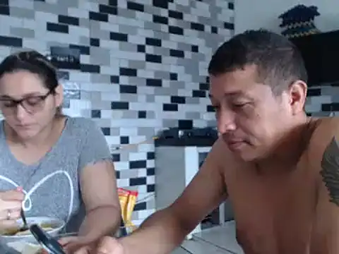 Snapshot of pareja_latina2214 chatting on February 19, 2:14 pm pareja latina2214 online show from February 19, 2:14 pm