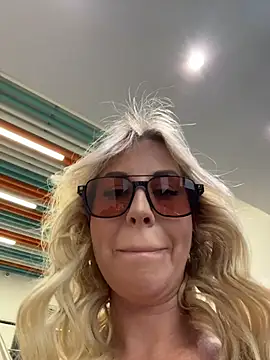 Snapshot of LisaMurr chatting on July 17, 10:56 am LisaMurr online show from July 17, 10:56 am
