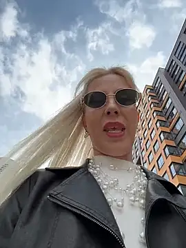 LisaMurr online show from April 14, 10:42 am