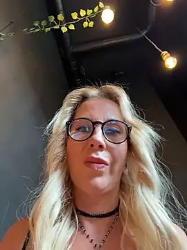 Snapshot of LisaMurr chatting on July 6, 2:24 pm LisaMurr online show from July 6, 2:24 pm