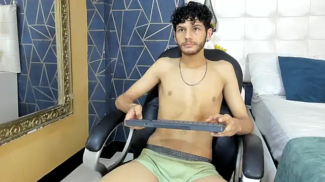 Snapshot of LuckySammer chatting on March 3, 12:01 pm LuckySammer online show from March 3, 12:01 pm