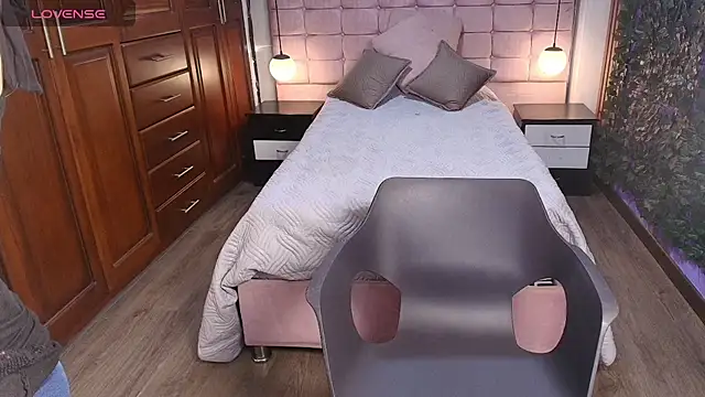 MoriahStorm online show from June 25, 1:27 pm