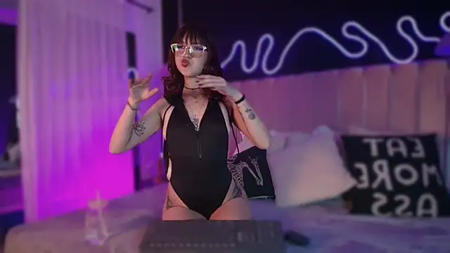 alixx von d online show from April 15, 11:49 am