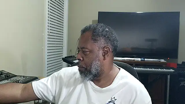 Snapshot of Cleozevo1961 chatting on July 18, 3:26 am Cleozevo1961 online show from July 18, 3:26 am