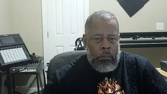 Snapshot of Cleozevo1961 chatting on June 3, 9:32 am Cleozevo1961 online show from June 3, 9:32 am