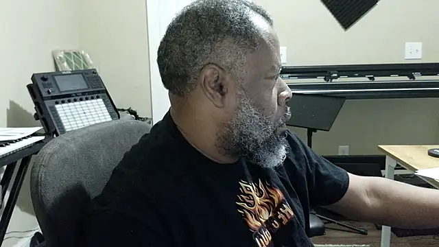Snapshot of Cleozevo1961 chatting on June 26, 10:54 am Cleozevo1961 online show from June 26, 10:54 am