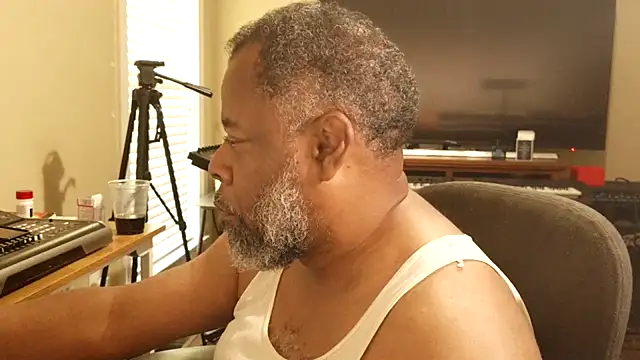 Snapshot of Cleozevo1961 chatting on July 15, 4:14 pm Cleozevo1961 online show from July 15, 4:14 pm