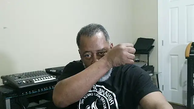 Cleozevo1961 online show from April 18, 1:24 pm