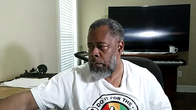 Snapshot of Cleozevo1961 chatting on July 9, 3:22 pm Cleozevo1961 online show from July 9, 3:22 pm