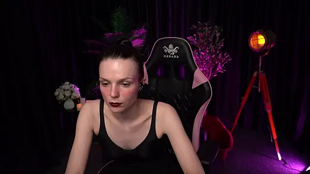 Snapshot of Wild_Alice_me chatting on February 18, 4:47 pm Wild Alice me online show from February 18, 4:47 pm