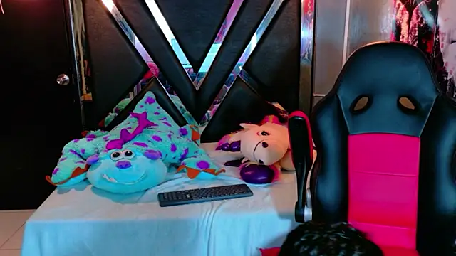 Snapshot of EstevenBrown1 chatting on February 18, 1:18 pm EstevenBrown1 online show from February 18, 1:18 pm