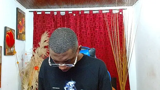 Snapshot of milo018 chatting on February 17, 8:50 pm milo018 online show from February 17, 8:50 pm