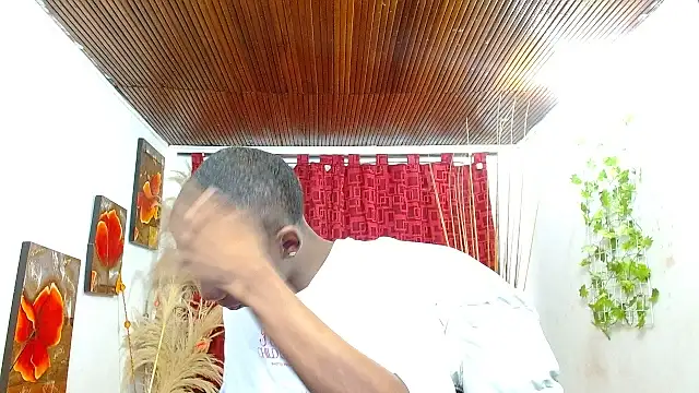 Snapshot of milo018 chatting on February 25, 9:14 pm milo018 online show from February 25, 9:14 pm