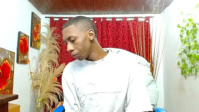 Snapshot of milo018 chatting on February 24, 7:59 pm milo018 online show from February 24, 7:59 pm