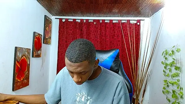 milo018 online show from May 15, 2:48 pm