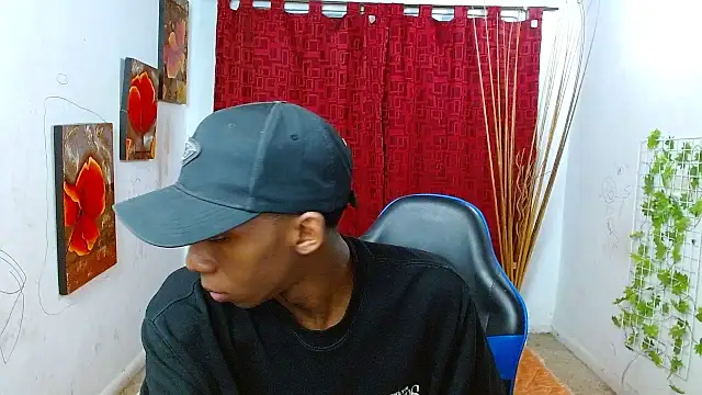 Snapshot of milo018 chatting on July 2, 1:28 am milo018 online show from July 2, 1:28 am
