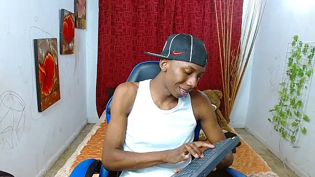 Snapshot of milo018 chatting on July 1, 7:52 am milo018 online show from July 1, 7:52 am
