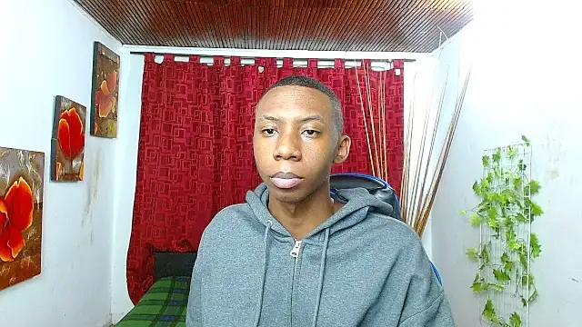 milo018 online show from April 17, 8:33 pm