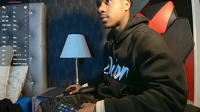 Snapshot of toower_ chatting on June 23, 4:32 am toower online show from June 23, 4:32 am