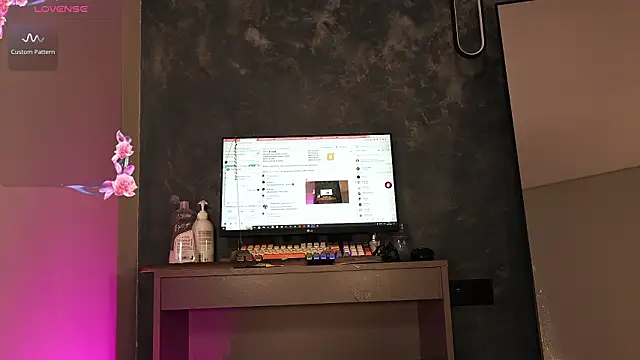 Snapshot of naomii1 chatting on February 24, 9:32 am naomii1 online show from February 24, 9:32 am