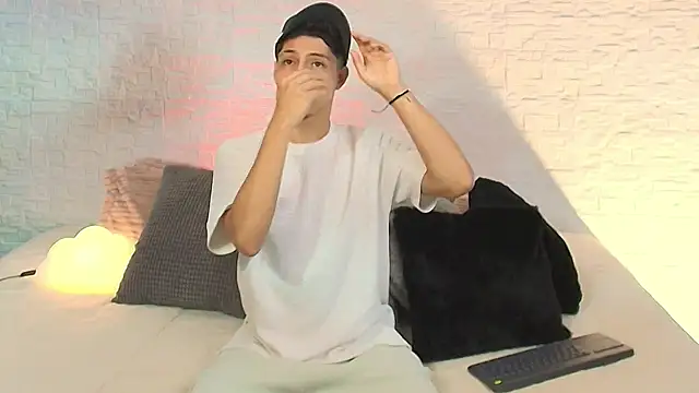 Eliassalvatore  online show from May 1, 7:30 pm