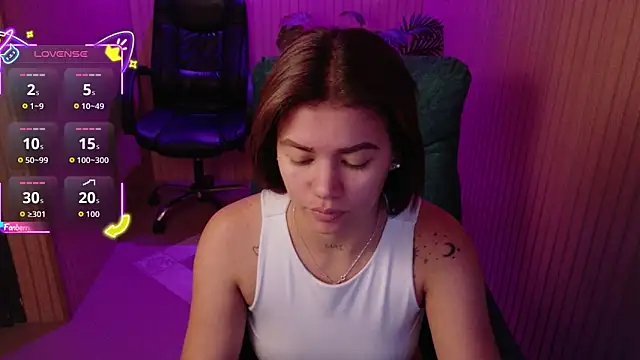 Snapshot of Alessia_Monroe_ chatting on June 12, 8:17 pm Alessia Monroe online show from June 12, 8:17 pm
