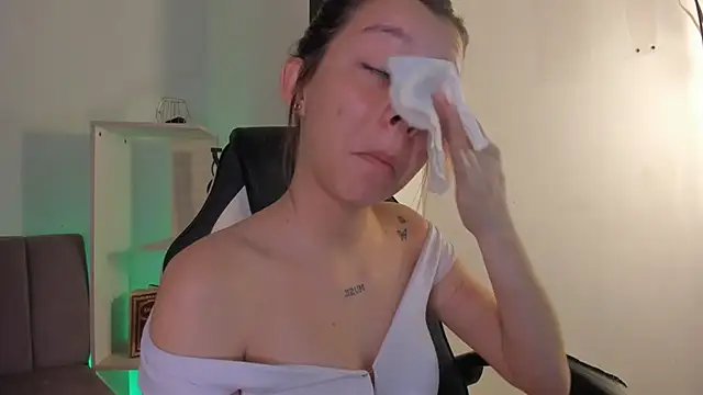 Snapshot of MelLove_ chatting on February 19, 7:44 pm MelLove online show from February 19, 7:44 pm