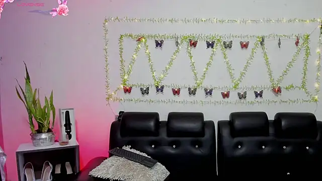 aria-voss online show from April 8, 12:17 pm